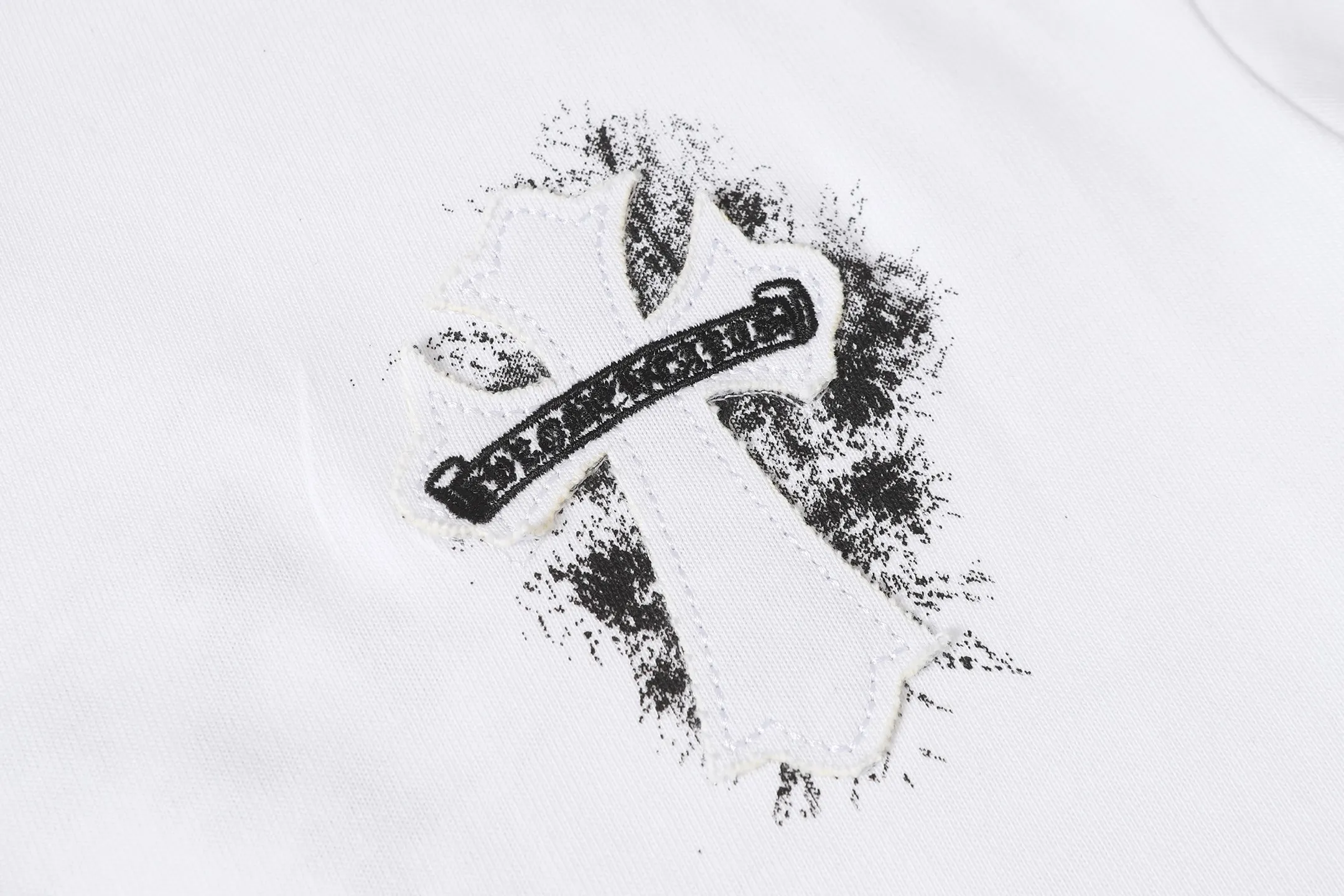 P150 💰 Actual pictures [High-end quality] Code: 8915# Color: Black White Size: S to XXL 2026ss Internet celebrity cross 🔥New Chrome Hearts 320g customized fabric Chrome heart round neck short sleeves 🔥Cross burnt appliqué embroidered men and women loose version